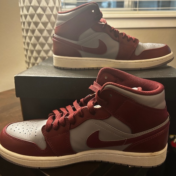 Air Jordon 1 Mid - Picture 1 of 3